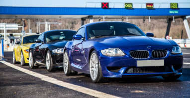 Luxuslimousine und Sportwagen auf der Straße – Autoexport aus Siegburg Luxuslimousine und Sportwagen auf der Straße – Autoexport aus Siegburg